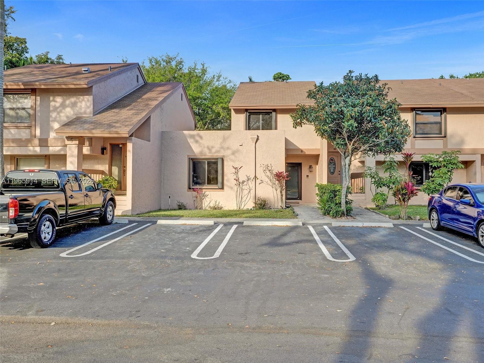 6 Chestnut Cir in Cooper City